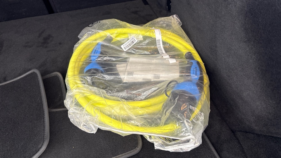 MERCEDES EQC Image 22