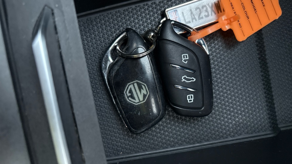 MG MG4 two keys