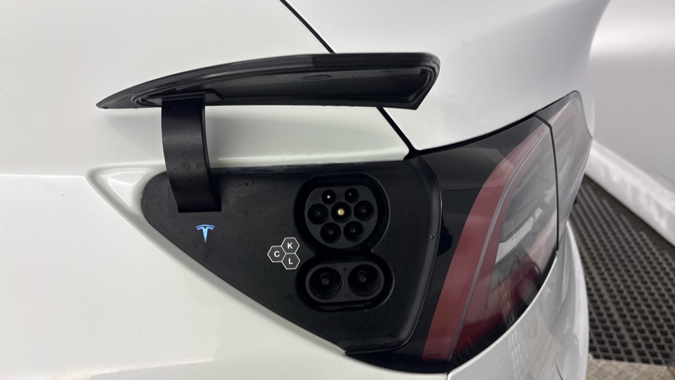 TESLA MODEL Y HATCHBACK RWD 5dr Auto