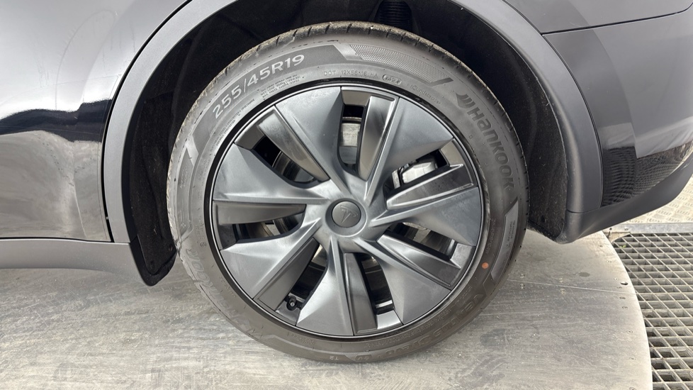 TESLA MODEL Y Image 18