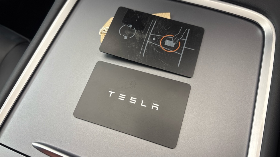 TESLA MODEL Y 2 keys