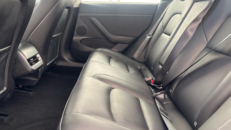 TESLA MODEL 3 Image 14