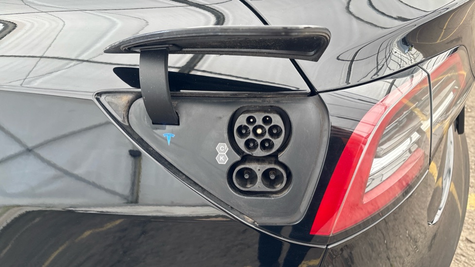 TESLA MODEL 3 Image 21