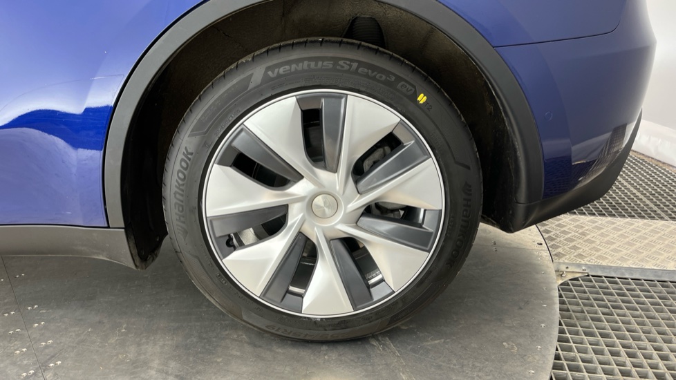 TESLA MODEL Y Image 18