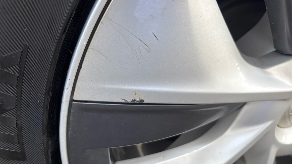 TESLA MODEL Y Scuff and scratches