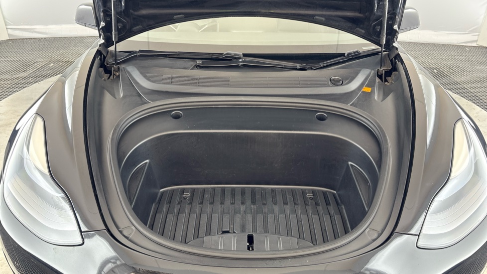 TESLA MODEL 3 Image 16