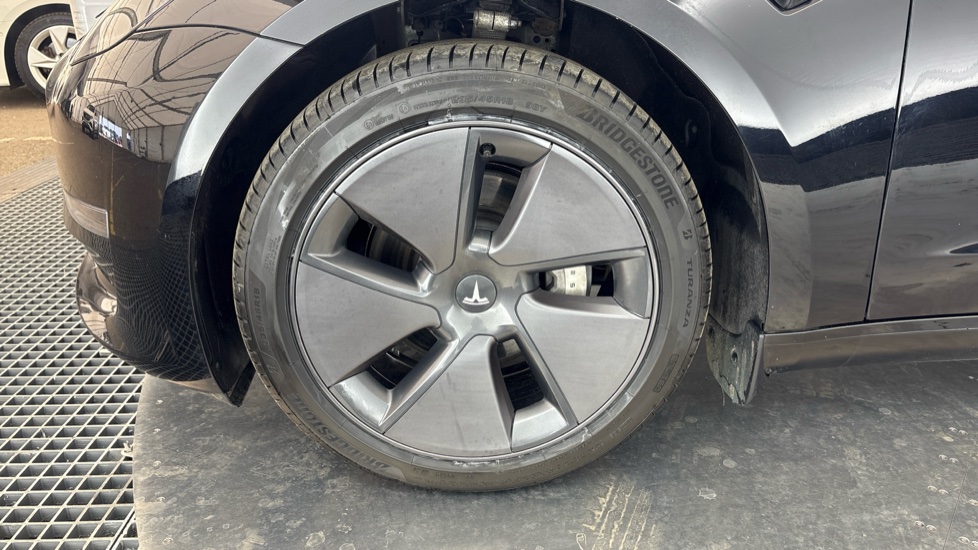 TESLA MODEL 3 Image 17