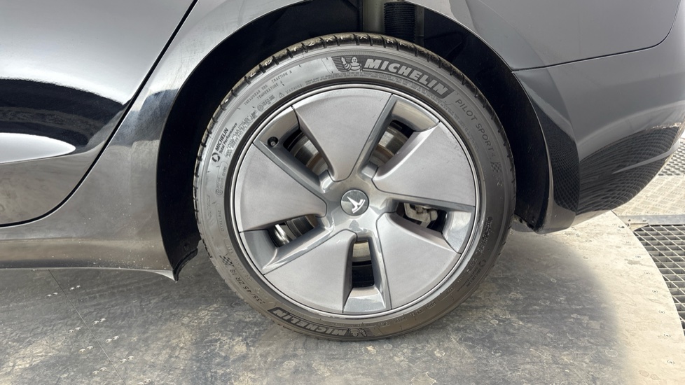 TESLA MODEL 3 Image 18