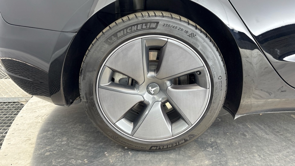 TESLA MODEL 3 Image 19