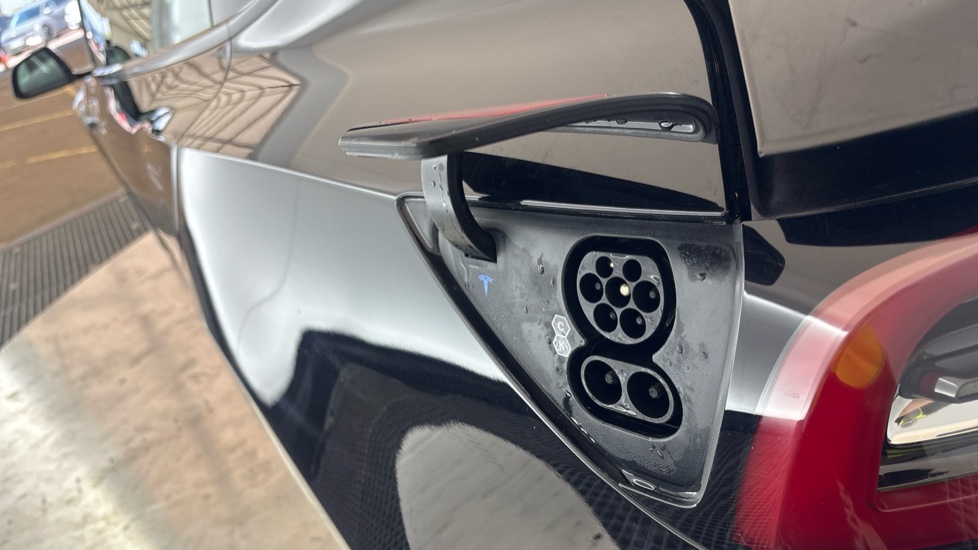 TESLA MODEL 3 Image 21