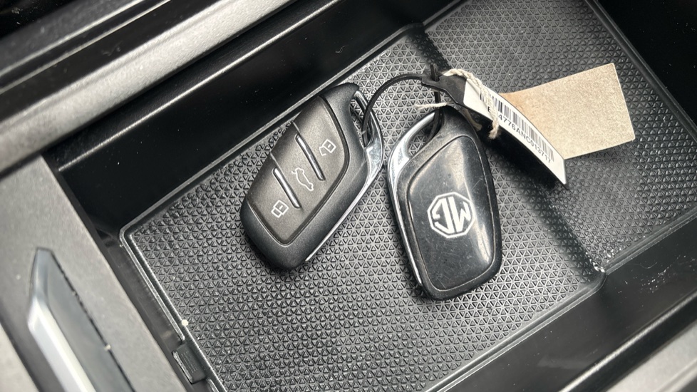 MG MG4 two keys