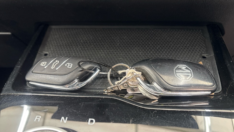MG MG4 two keys