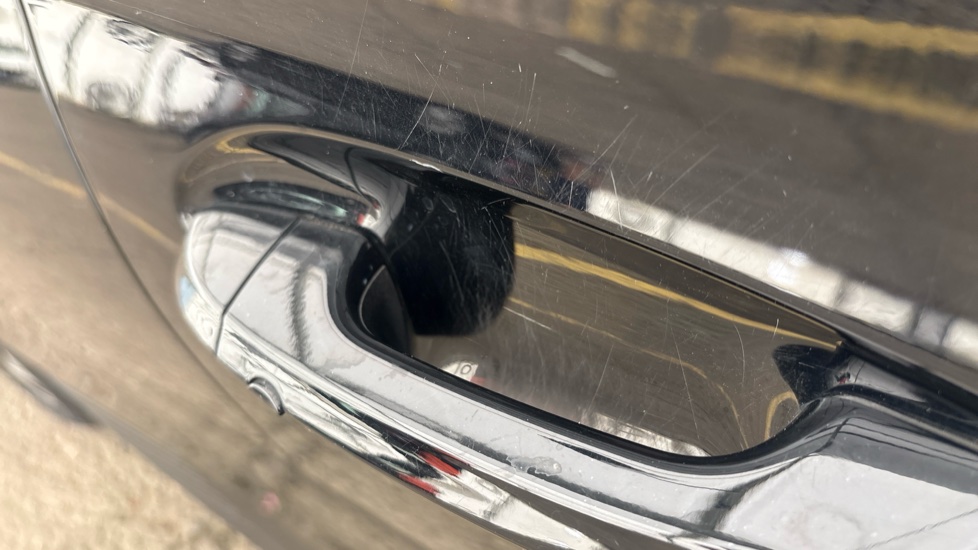 MG MG4 scratches