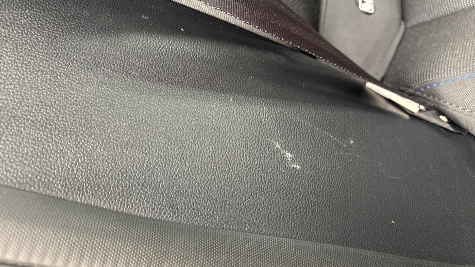 MG MG4 scratches