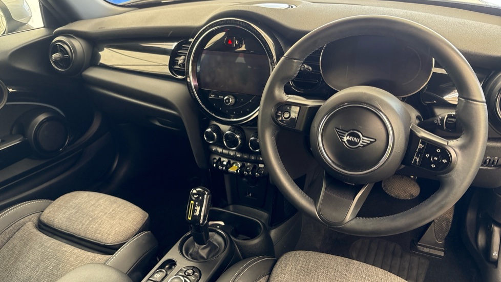 MINI HATCHBACK Image 9