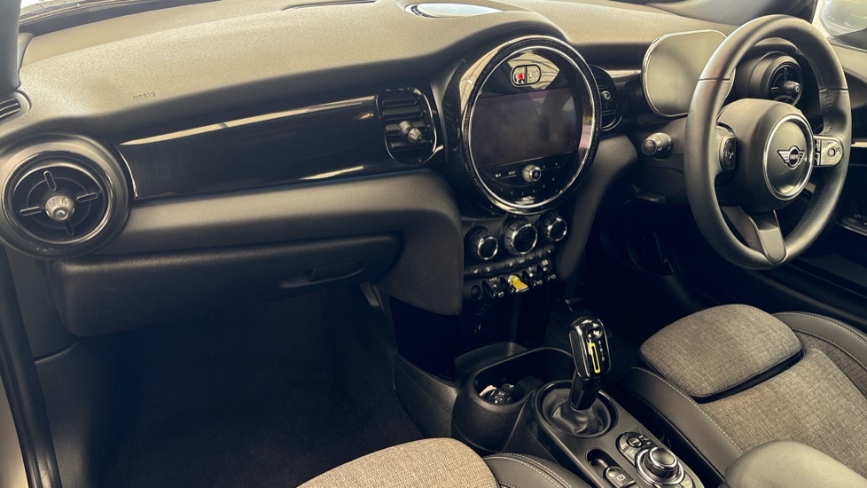 MINI HATCHBACK Image 10