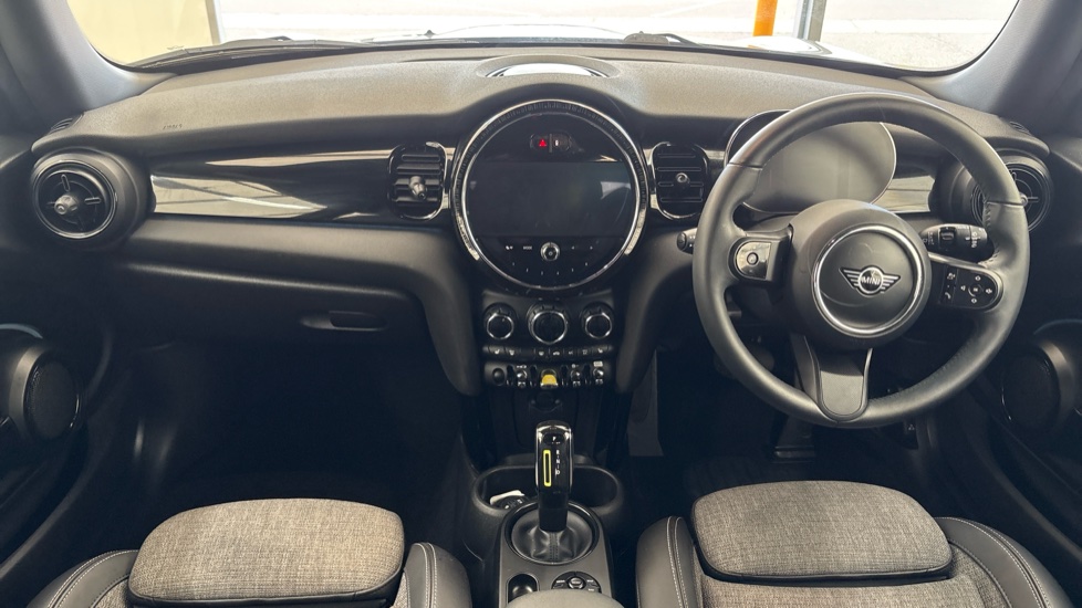 MINI HATCHBACK Image 11