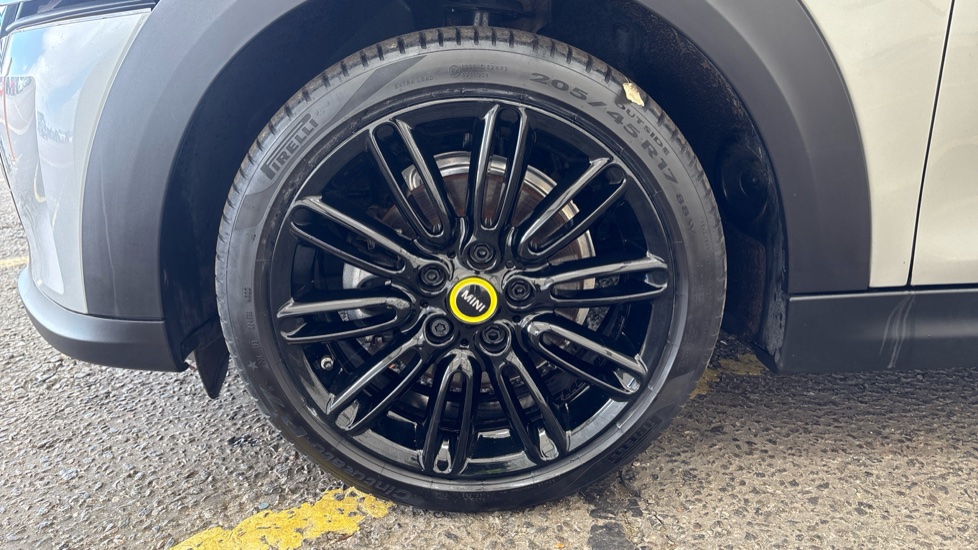MINI HATCHBACK Image 17
