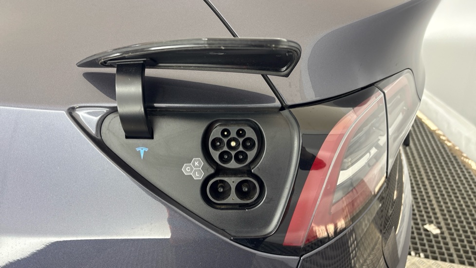 TESLA MODEL Y HATCHBACK RWD 5dr Auto