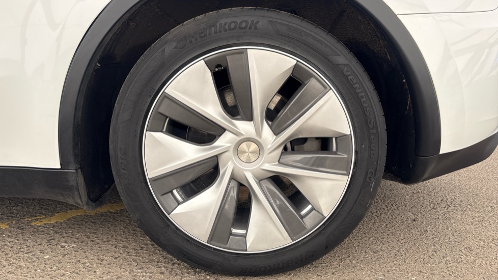 TESLA MODEL Y Image 18