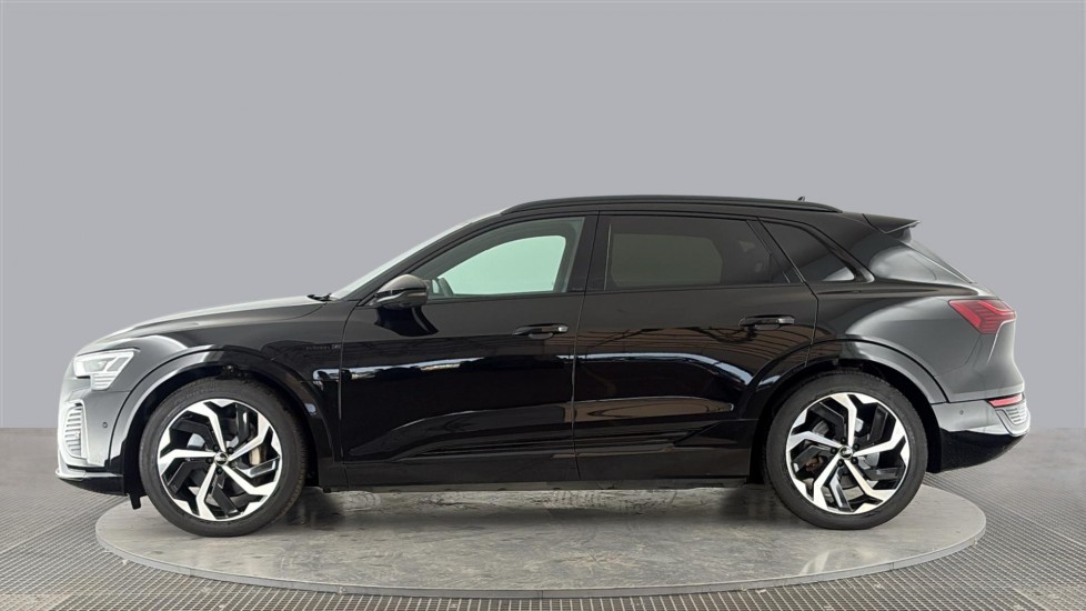 AUDI Q8 Image 2