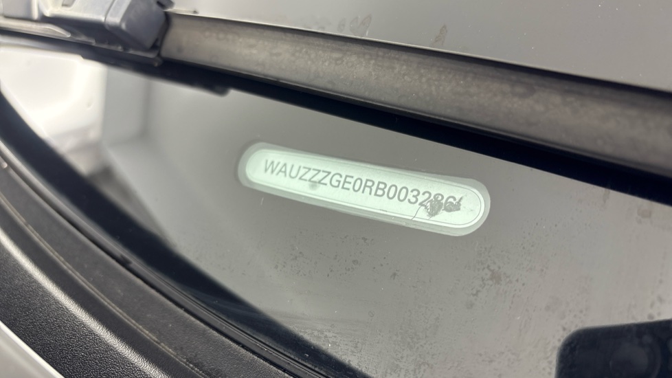 AUDI Q8 Worn/imperfection