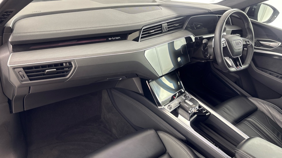 AUDI Q8 Image 10