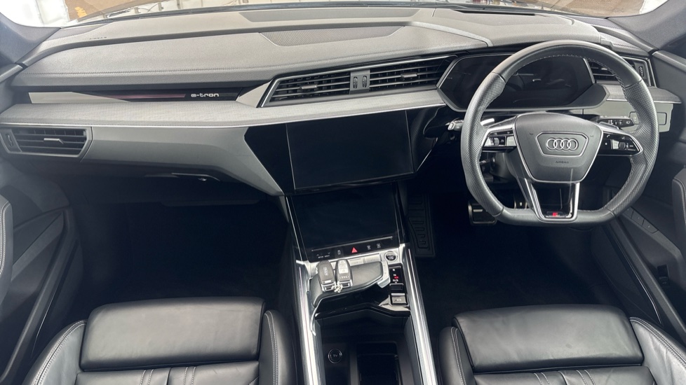 AUDI Q8 Image 11
