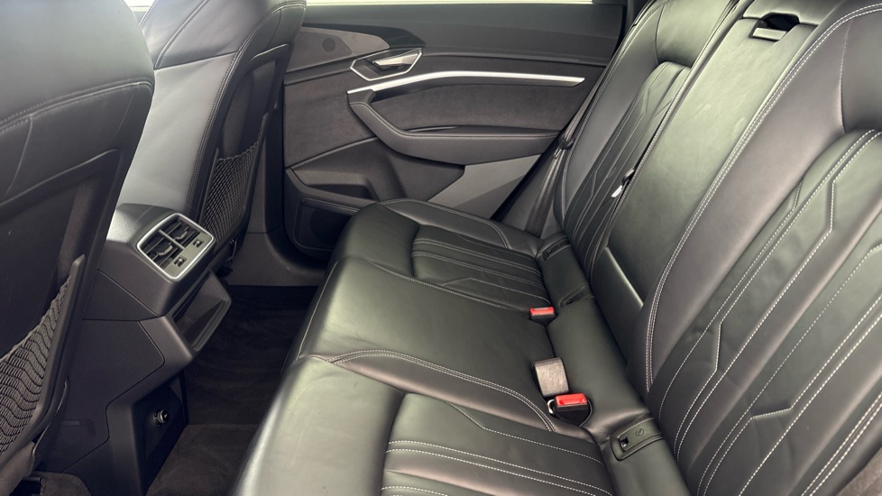 AUDI Q8 Image 14
