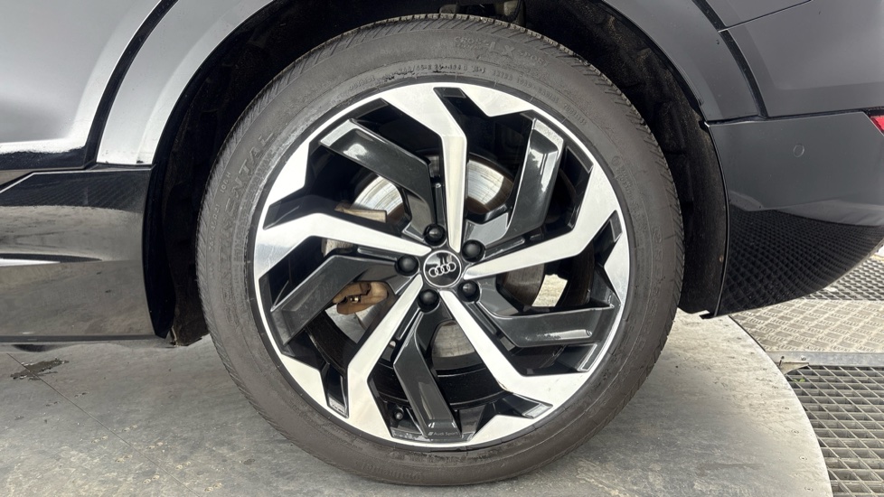 AUDI Q8 Image 18