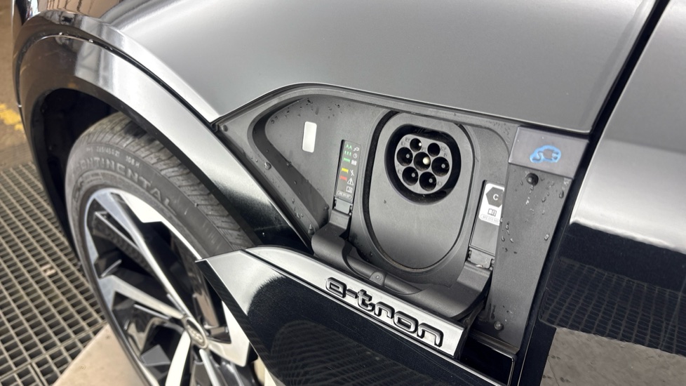 AUDI Q8 Image 21