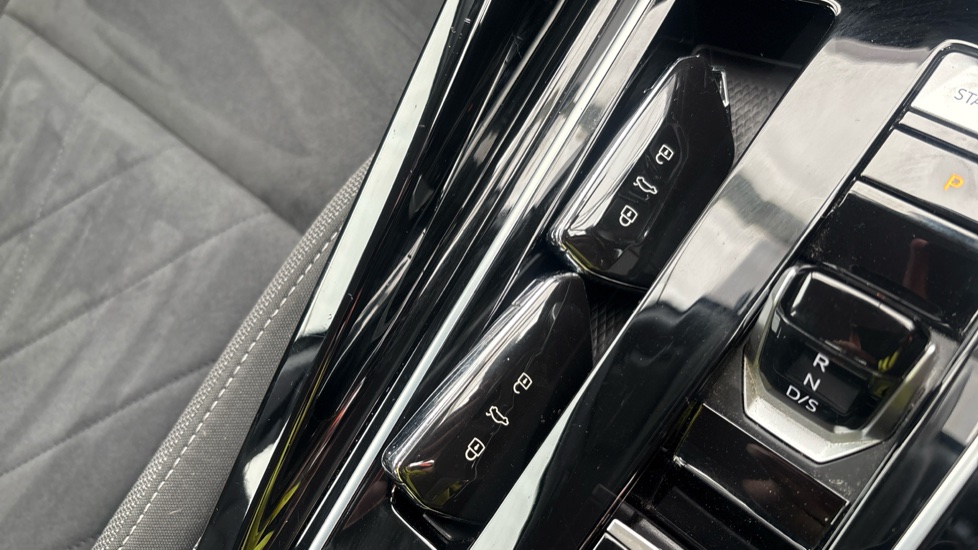 VOLKSWAGEN GOLF two keys