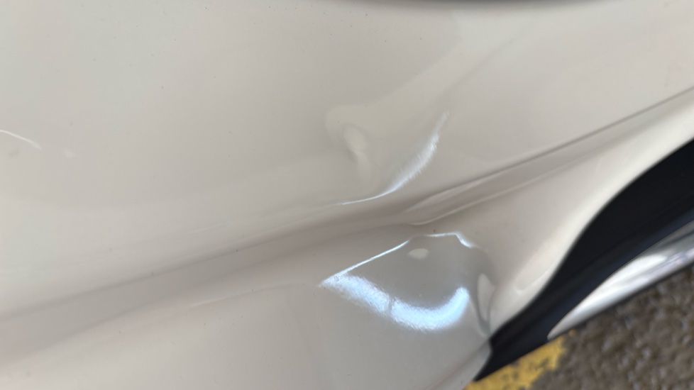 MERCEDES EQC Dent