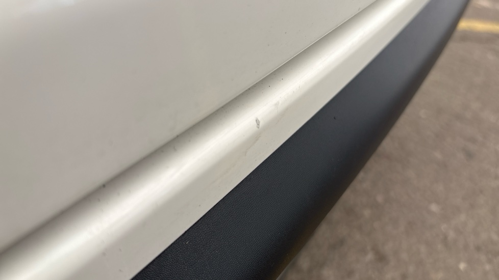MERCEDES EQC Chips and scratches