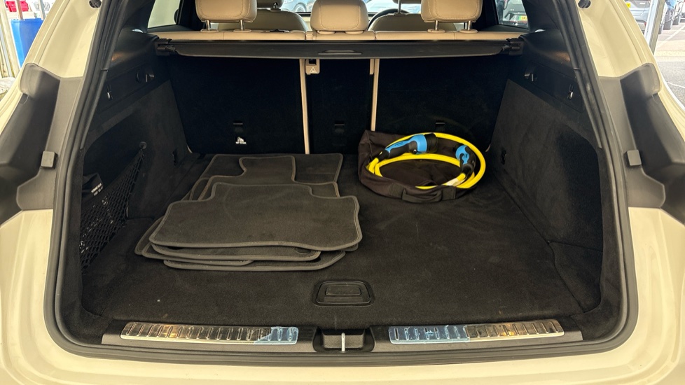 MERCEDES EQC Image 15