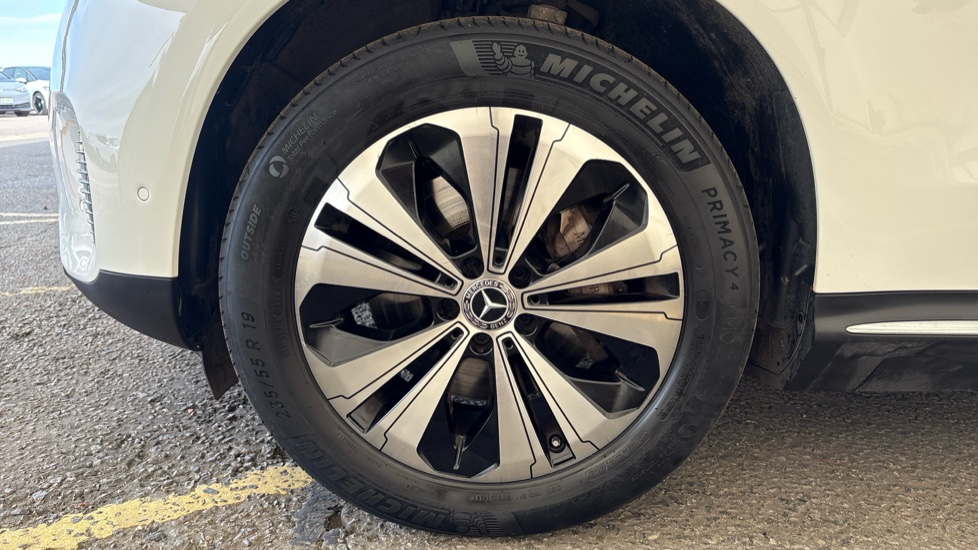 MERCEDES EQC Image 17