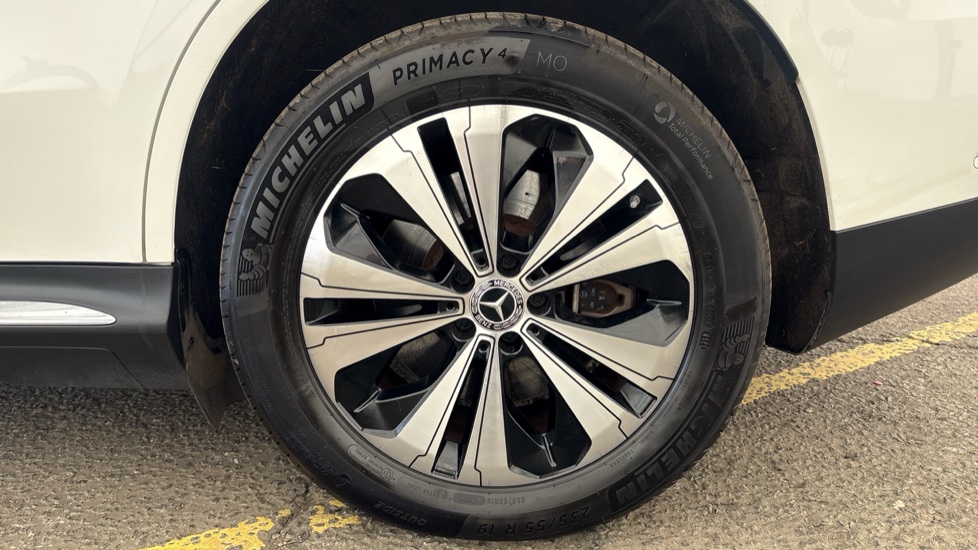 MERCEDES EQC Image 18