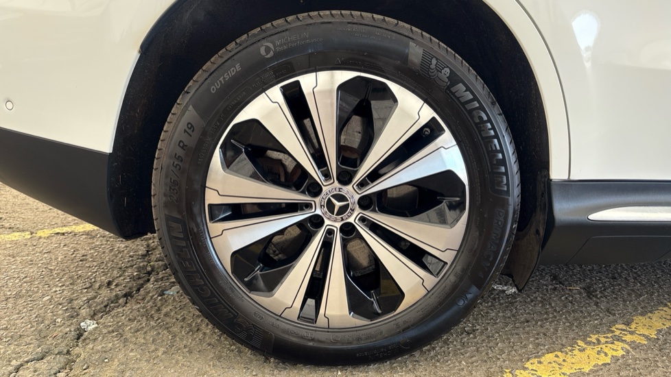 MERCEDES EQC Image 19