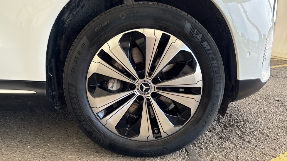 MERCEDES EQC Image 20