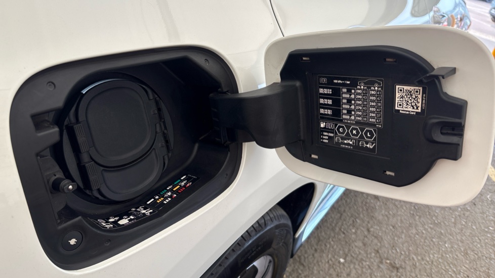 MERCEDES EQC Image 21