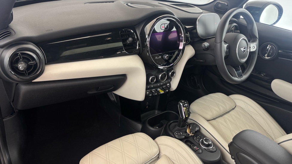 MINI HATCHBACK Image 10