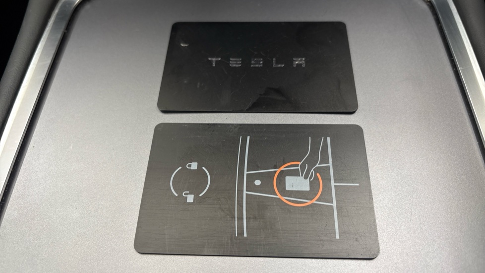 TESLA MODEL Y 2 keys
