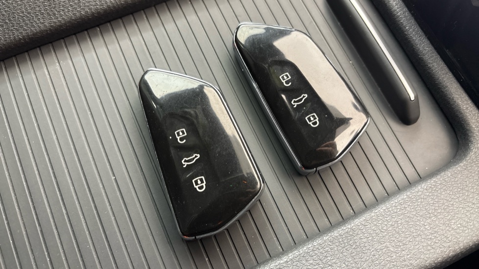 VOLKSWAGEN ID.4 2 keys