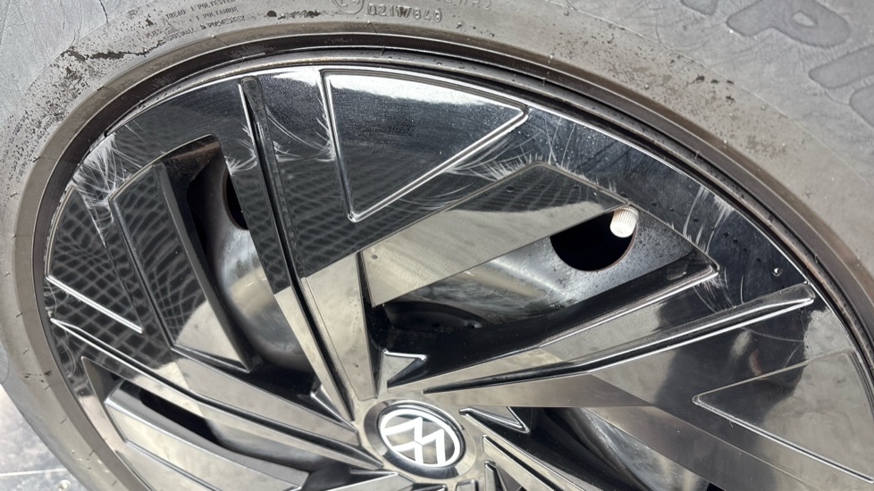 VOLKSWAGEN ID.4 scratches
