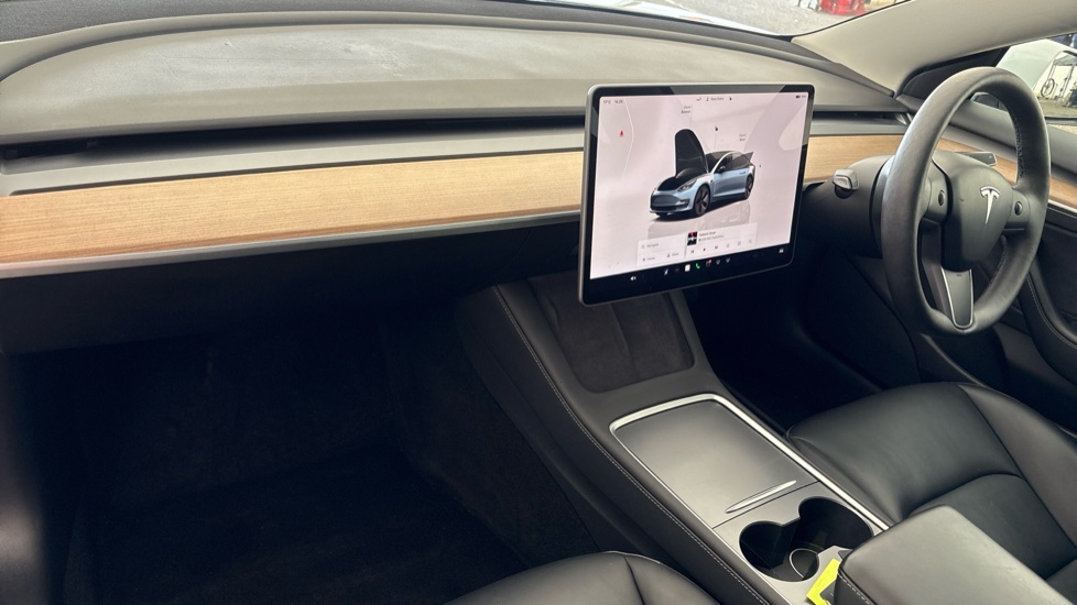 TESLA MODEL 3 Image 10