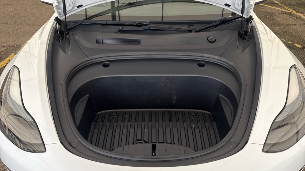 TESLA MODEL 3 Image 16