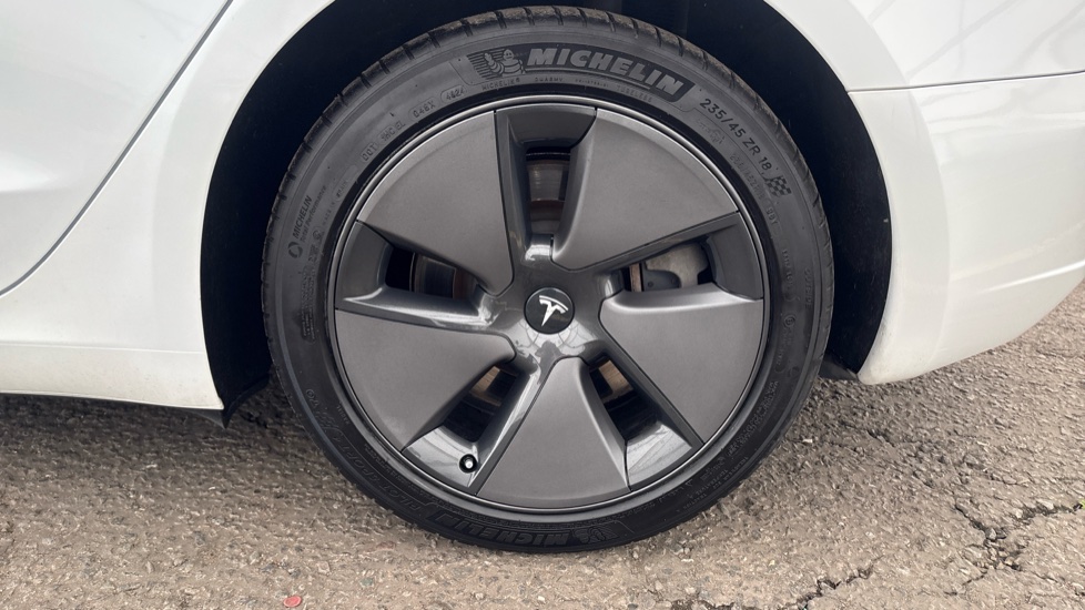 TESLA MODEL 3 Image 18