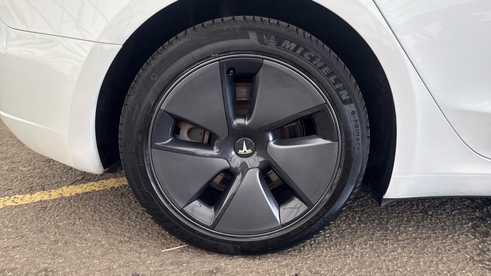TESLA MODEL 3 Image 19
