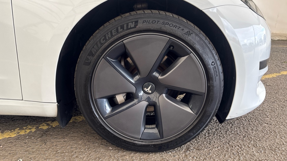TESLA MODEL 3 Image 20