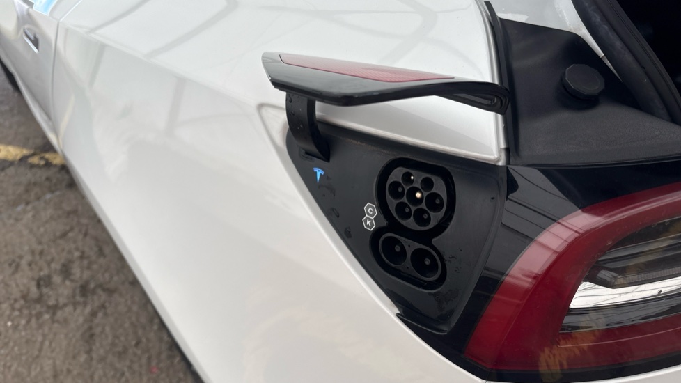 TESLA MODEL 3 Image 21